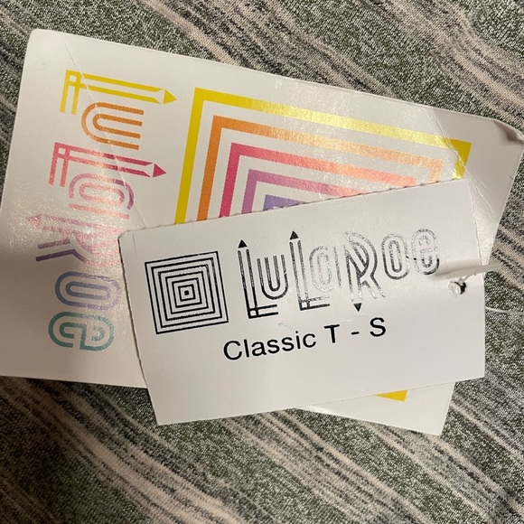 ✨5 for $15✨ Lularoe classic tee small - Picture 3 of 4